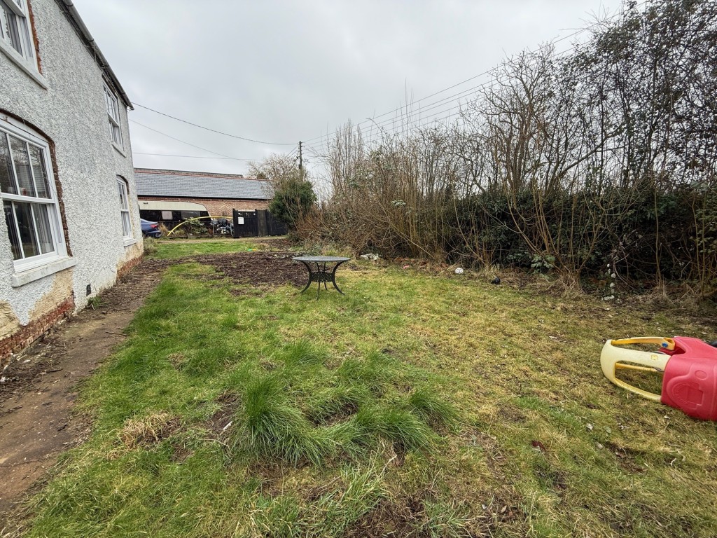 Lot: 86 - HOUSE FOR REPAIR AND IMPROVEMENT - Garden